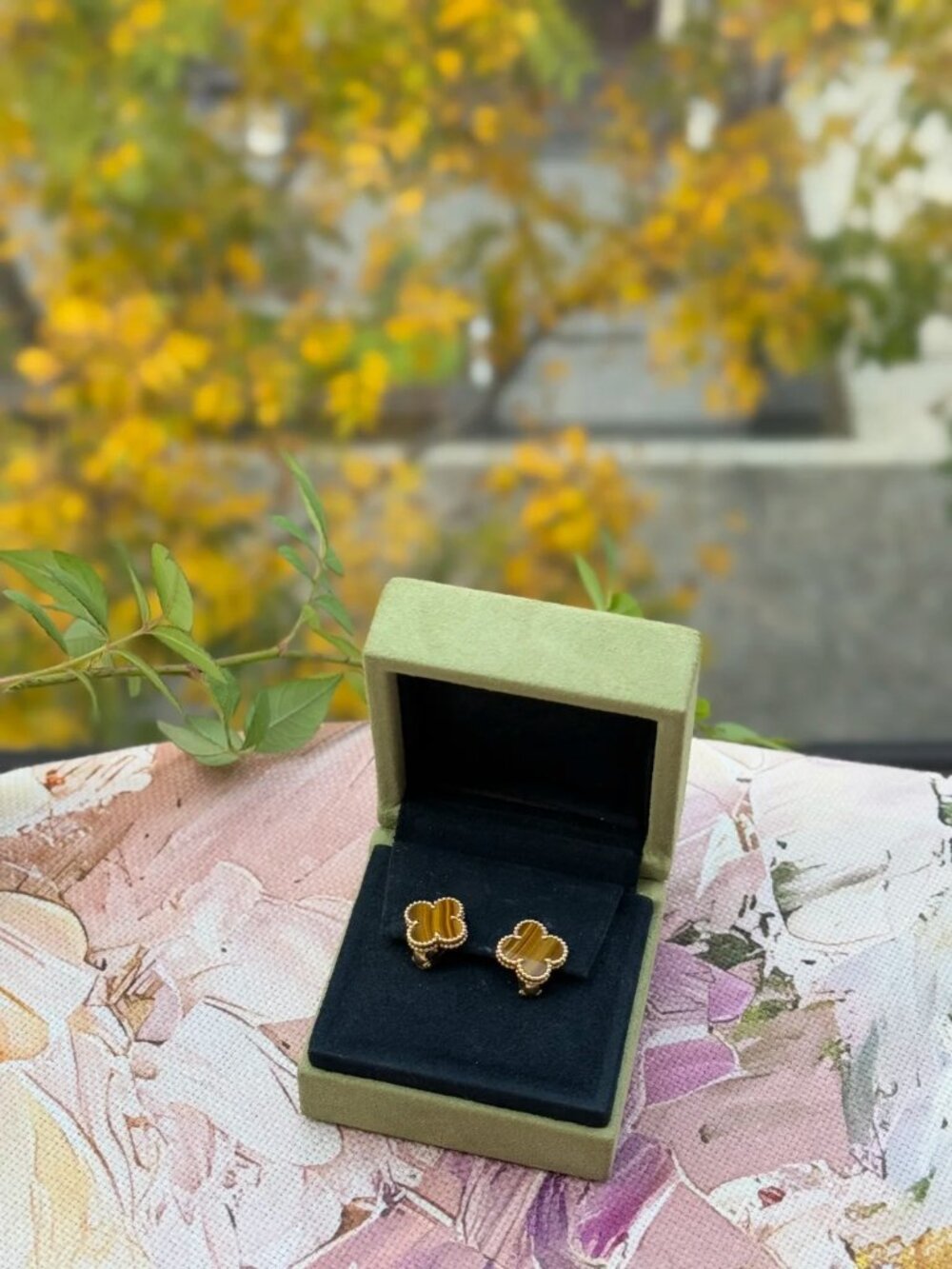 Authentic Van Cleef & Arpels 18K Yellow Gold Earrings - Picture 4 of 6